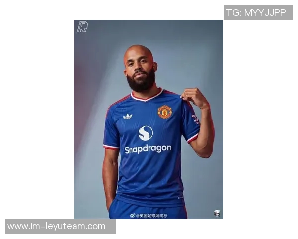 曼联新赛季球衣曝光主场红色客场蓝色第三球衣神秘灰色亮相